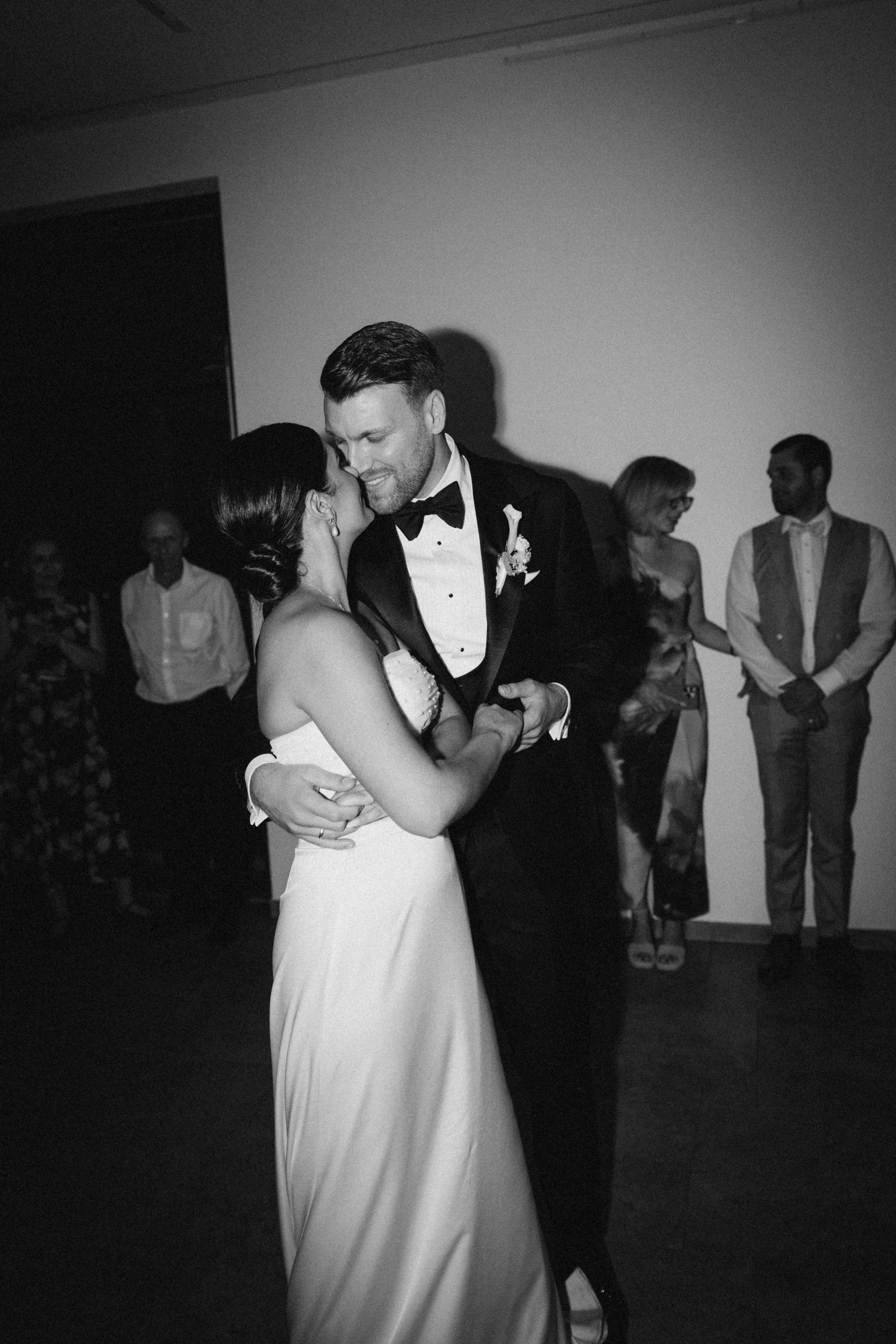 Brautpaar beim Hochzeitstanz wie sie sich verliebt in die Augen schauen